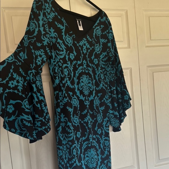 Sami & Jo Dresses & Skirts - Sami & Jo reversible Black and teal Floral Long Sleeve Dress